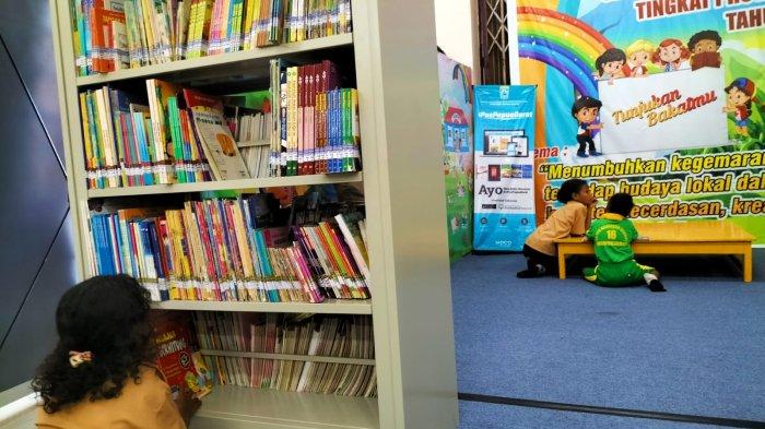 ILUSTRASI SEKOLAH - Murid SD yang membaca koleksi buku anak-anak di Perpustakaan Umum Daerah Provinsi Papua Barat, di Manokwari, Jumat (10/2/2023).