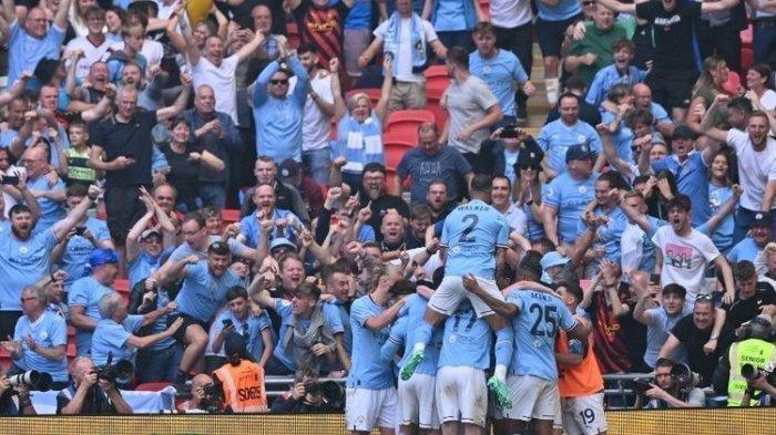 Para pemain Manchester City merayakan gol Ilkay Guendogan dalam pertandingan melawan Man United pada final Piala FA 2022-2023 di Stadion Wembley, London, Inggris, Sabtu (3/6/2023).