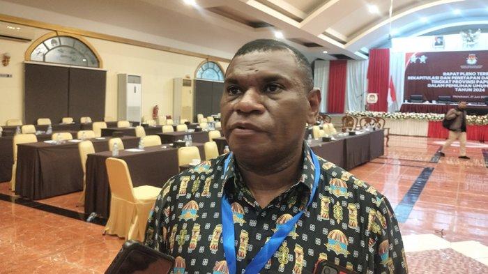 KPU PAPUA BARAT- Ketua KPU Provinsi Papua Barat, Paskalis Semunya, memberikan keterangan kepada wartawan seusai pleno penetapan DPT Pemilu 2024 di salah satu hotel di Manokwari belum lama ini. 