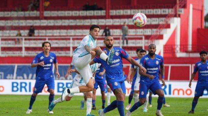 Pemain PSBS Biak, Abel Arganaraz, diadang pemain Arema FC dalam laga Liga 1 di Stadion Gelora Soepriadi, Blitar, Sabtu (21/12/2024). Arema FC menang 3-1.