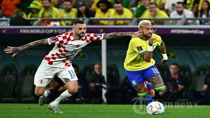 Pemain depan Brasil Neymar berduel dengan pemain Kroasia Marcelo Brozovic di pertandingan perempat final Piala Dunia Qatar 2022 di Stadion Education City di Al-Rayyan, Jumat (9/12/2022) malam WIB.