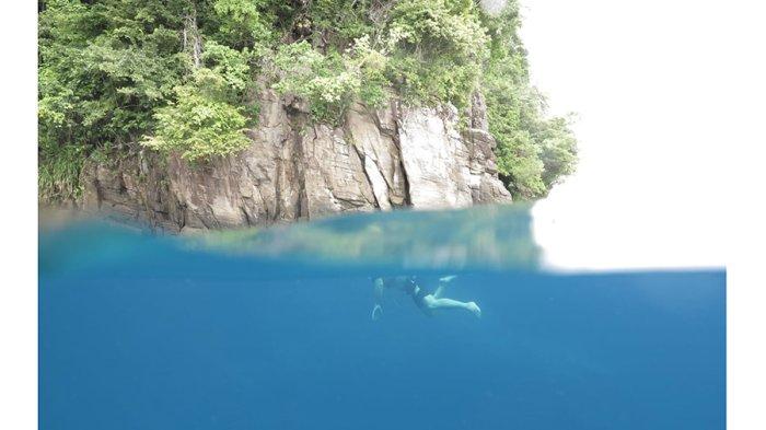 engunjung sedang melakukan snorkeling di Tanjung Ayami, Kabupaten Teluk Wondama, Papua Barat, beberapa waktu lalu.