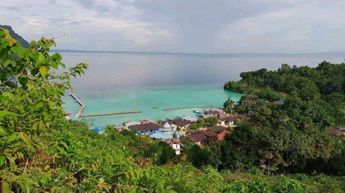 Potret pusat Kampung Maas dijepret dari ketinggian. Kampung Maas, Distrik Karas, Kabupaten Fakfak, Papua Barat, memiliki potensi objek wisata yang patut dikembangkan, Senin (29/4/2024).