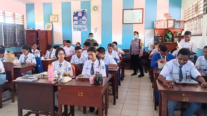 Program Makanan Bergizi Gratis (MBG) di Kelas X A di SMA Negeri 1 Manokwari, Senin (20/1/2025) siang. Ada 1.501 pelajar di sekolah ini.