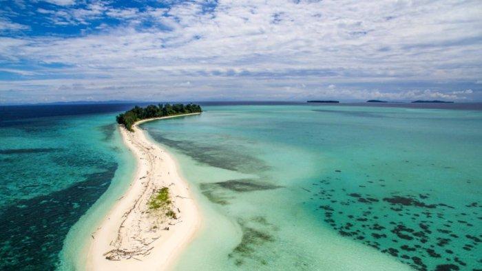 Pulau Mantas merupakan satu di antara gugusan Kepulauan Auri, Kabupaten Teluk Wondama, Papua Barat.