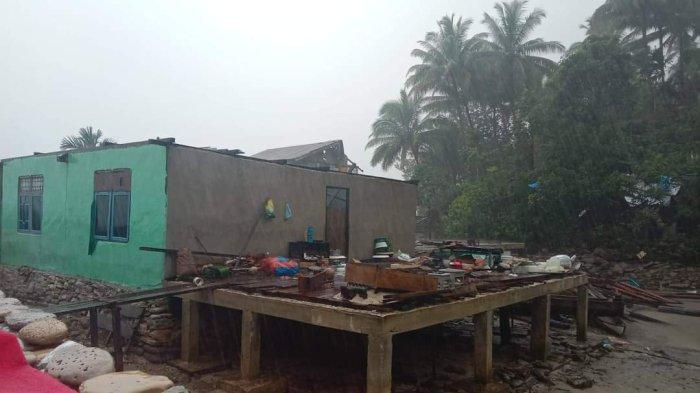 PUTING BELIUNG - Potret kerusakan rumah di Kampung Kotam Distrik Fakfak Timur Tengah yang dilanda angin puting beliung, Minggu (7/1/2024).