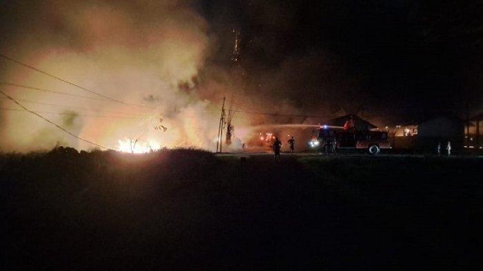 Tampak kepulan asap tebal akibaat kebakaran di Markas Denkav 3/SC, Senin (14/10/2024).