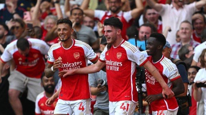 Tiga pemain Arsenal Eddie Nketiah (kanan), Declan Rice (tengah), dan Ben White (kiri) melakukan selebrasi usai mencetak gol ke gawang Manchester United.