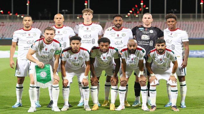 Tim Al Ettifaq di Liga Arab Saudi. Moussa Dembele (kedua dari kanan depan).