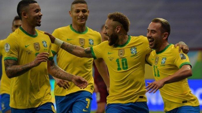 Neymar dari Brasil (kedua dari kanan) merayakan dengan rekan setimnya (kiri ke kanan) Gabriel Jesus, Richarlison dan Everton Ribeiro setelah mencetak gol ke gawang Venezuela selama pertandingan fase grup turnamen sepak bola Conmebol Copa America 2021 di Stadion Mane Garrincha di Brasilia pada 13 Juni 2021.