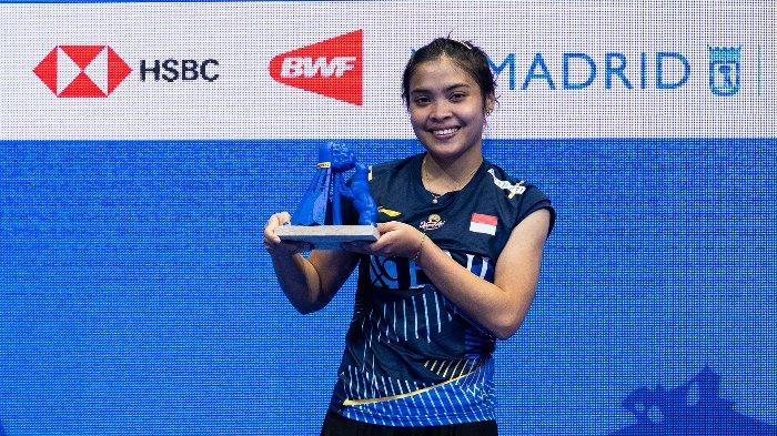 JUARA - Tunggal putri Indonesia, Gregoria Mariska Tunjung mengangkat trofi setelah menjadi juara Spain Masters 2023, Minggu (2/4/2023) malam.