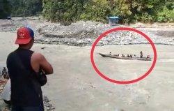 Tangkapan layar detik-detik perahu mesin bermuatan tujuh penumpang sebelum kecelakaan di Kali Wariori, Distrik Masni, Kabupaten Manokwari, Papua Barat, Kamis (28/12/2023).