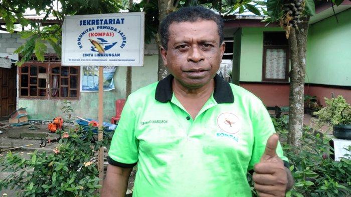 Ketua Komunitas Pemuda Saireri Cinta Lingkungan (Kompas) di Kelurahan Sanggeng, Yaap Erick Wabdaron, Senin (18/12/2023).