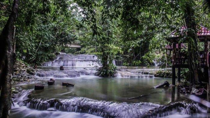 AIR TERJUN - Potret Air Terjun Ubadari di Kampung Ubadari Distrik Kramomongga, Kabupaten Fakfak Papua Barat yang memiliki aliran air unik menuruni baru cadas seolah seperti anak tangga, Selasa (12/9/2023).