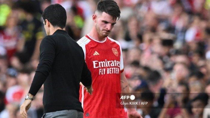 Manajer Arsenal asal Spanyol Mikel Arteta (kiri) berjabat tangan dengan gelandang Arsenal asal Inggris Declan Rice saat ia meninggalkan lapangan selama pertandingan sepak bola persahabatan pramusim untuk final Piala Emirates antara Arsenal dan Monaco di Stadion Emirates di London utara pada 2 Agustus 2023.