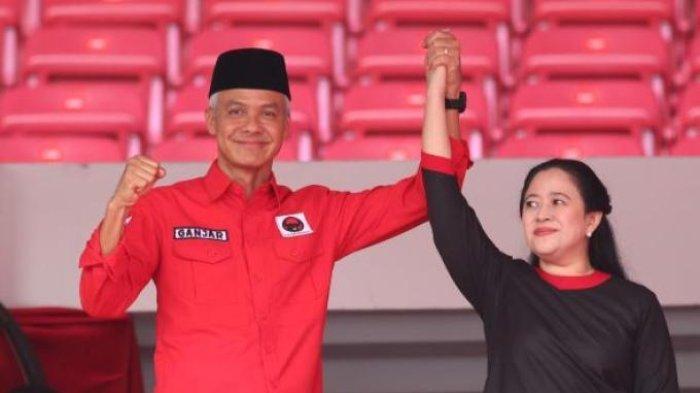Capres PDI Perjuangan, Ganjar Pranowo mengangkat tangan bersama Ketua DPP PDI Perjuangan, Puan Maharani pada puncak peringatan Bulan Bung Karno (BBK), di Stadion Utama Gelora Bung Karno (SUGBK) Jakarta, Sabtu (24/6/2023).