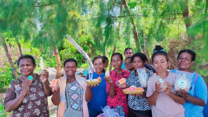 Lestarikan Alam Wisata Papua Barat, Para Perempuan di Kampung Raja ...