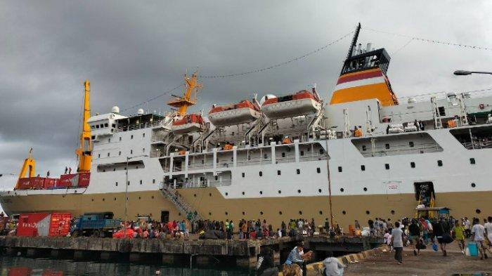 SANDAR - Penumpang sedang merapat untuk menaiki kapal Pelni yang akan berlayar di Pelabuhan Manokwari, Papua Barat. Cek jadwal kapal Pelni rute Sorong ke Ambon pada Juli dan Agustus 2022.