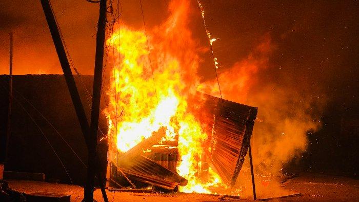Kobaran api saat peristiwa kebakaran, di kawasan Bumsur, Kaimana, Papua Barat, Kamis (6/7/2023) malam.