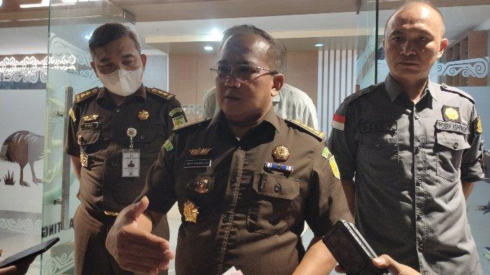 ASPIDSUS - Asisten Pidana Khusus Kejati Papua Barat, Abun Hasbullah Syambas (tengah), memberikan keterangan kepada wartawan di kantor Kejati Papua Barat di Manokwari, Kamis (27/7/2022) malam.