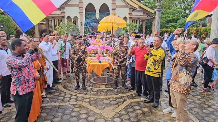 Kakanwil Kemenag Papua Barat, Luksen Jems Mayor, saat mengikuti pawai kerukunan bersama umat Budha di Kota dan Kabupaten Sorong, Papua Barat Daya, Minggu (19/05/2024).