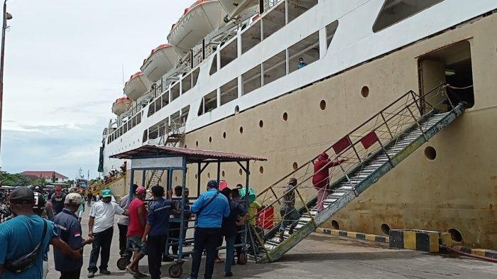 Suasana saat KM Tidar sandar di Pelabuhan Manokwari, Papua Barat.