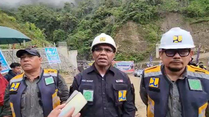 Plt Kadis PUPR Papua Barat (PB) Yohanis Momot diwawancarai usai peresmian Jembatan Demaisi di Distrik Minyambouw, Kabupaten Pegunungan Arfak, Jumat (4/8/2023).