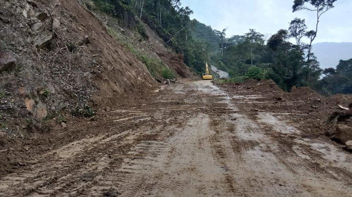 LONGSOR PEGAF - Alat berat Dinas PUPR Papua Barat membersihkan material longsor, di Distrik Minyambouw, Pegunungan Arfak, Papua Barat, Kamis (4/5/2023) lalu.