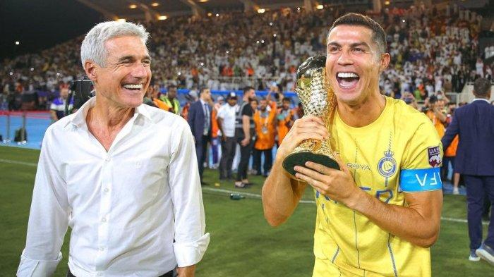 Pemain Al Nassr, Cristiano Ronaldo mengangkat trofi juara Arab Club Championships Cup 2023 usai final mengalahkan Al Hilal dengan skor tipis 1-2 dalam laga yang digelar, di King Fahd Stadium, Kota Ta’if, Minggu (13/8/2023) dini hari WIT.