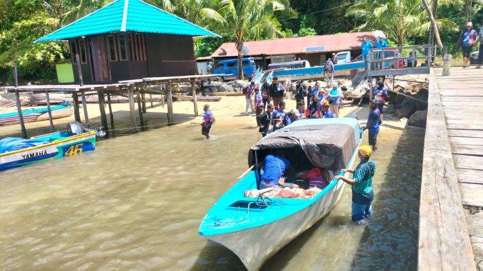 Penumpang menaiki perahu motor tempel dari Dermaga Yaimeki, Kampung Yekwandi, Distrik Momi Waren, Kabupaten Manokwari Selatan menuju Pulau Nusrowi, Distrik Rumberpon, Kabupaten Teluk Wondama, Papua Barat, Jumat (28/7/2023).