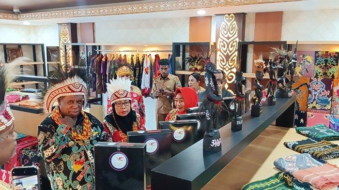 Kunjung Dekranasda, Pj Gubernur: Kerajinan Papua Barat Lebih Bagus daripada Negara Kepulauan Pasifik - Tribunpapuabarat.com