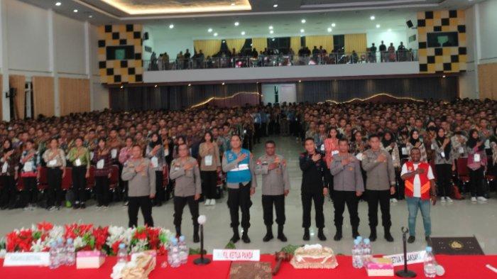 SIDANG KELULUSAN - Wakapolda Papua Barat, Brigjen Pol Patrige Renwarin dan panitia berpose bersama 821 calon Bintara didik usai sidang kelulusan di gedung Arfak Polda Papua Barat di Manokwari, Rabu (19/7/2023) malam.