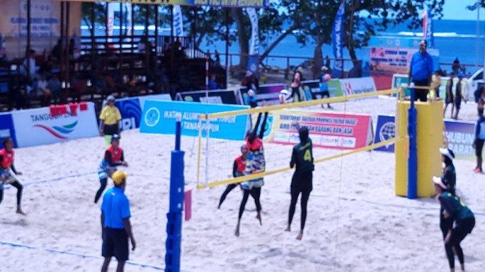 TribunPapuaBarat.com//Libertus Manik Allo

Pertandingan voli pantai putri kategori 4x4 antara Papua Barat 1vs Papua Barat 4 di lapangan 1 Venue Ferdinand Waterpauw, Pantai Petrus Kafiar, Amban Pantai, Manokwari, Selasa (18/7/2023).