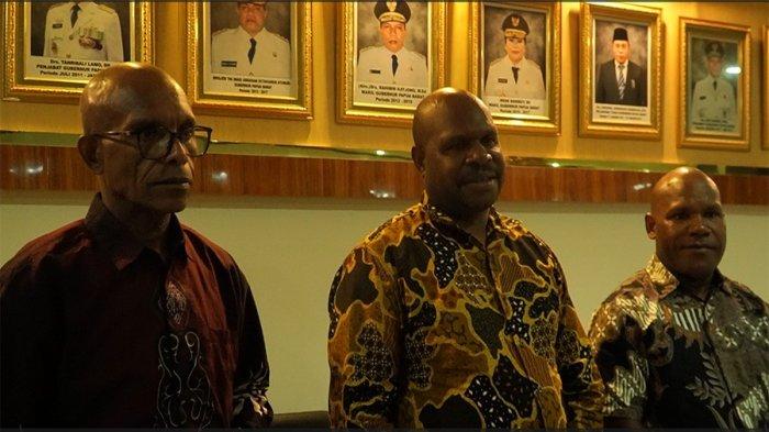 (Dari kiri) Wakil Ketua Pengurus Pemantauan dan Evaluasi YPMAK, Hendhaotje Watory, Ketua Pengurus YPMAK, Leonardus Tumuka dan Wakil Ketua Pengurus Perencanaan Program, Fery Uamang memberikan keterangan pers terkait kunjungan ke SMA Negeri Taruna Kasuari Nusantara dan di Pemerintah Provinsi Papua Barat, Jumat (25/4/2025).