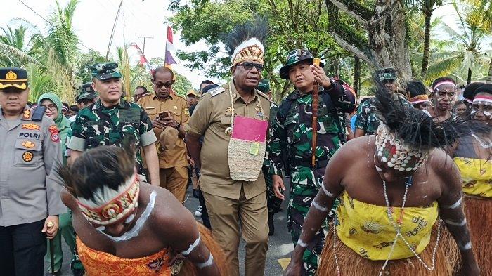TMMD KE-124 KODIM 1710/MIMIKA- Suasana pembukaan TMMD ke-124 Kodim 1710/Mimika di Kampung Pigapu, Distrik Iwaka, Mimika, Papua Tengah, Selasa (6/5/2025). Foto: Tribun-PapuaTengah.com/Marselinus Lela