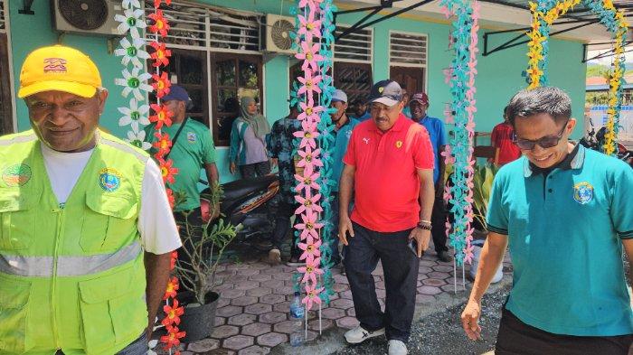 PENGOLAHAN SAMPAH PLASTIK - DLH Kabupaten Nabire menunjukkan kerajinan tangan hiasan rumah hasil pengolahan limbah plastik, Jumat (14/3/2025).