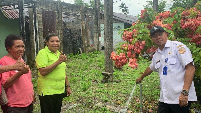 AIR BERSIH - Dinas PUPR dan PTFI saat mengecek air bersih di rumah warga di Timika, Papua Tengah, Kamis (6/3/2025).