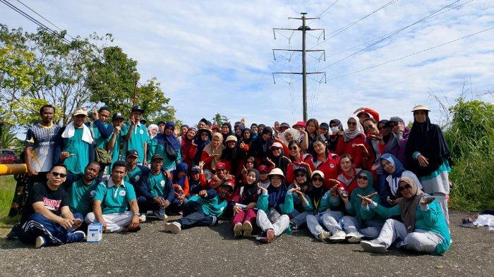CALON JEMAAH HAJI - Foto bersama para calon jemaah haji Kabupaten Mimika, seusai melakukan tes kebugaran di area jalan Bandara Lama Moses Kilangin, Timika, Jumat (25/4/2025).