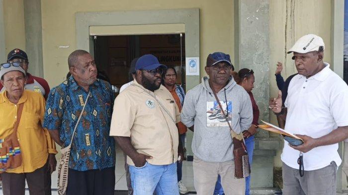 KONTRAKTOR OAP DATANGI DLH MIMIKA- Sekelompok kontraktor atau penguasa asli orang Papua mendatangi Kantor Dinas Lingkungan Hidup (DLH) Kabupaten Mimika di Jalan Poros SP 5, Jumat (23/5/2025).