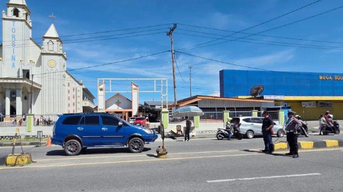 JUMAT AGUNG - Personel Polres Mimika saat mengamakan ibadah Jumat Agung di beberapa gereja di Kota Timika, Jumat (18/4/2025).