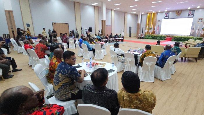 RAKOR BUPATI SE-PAPUA TENGAH - Rakor bupati se-Papua Tengah di ballroom Kantor Gubernur Papua Tengah, Distrik Nabire, Kabupaten Nabire, yang dilakukan selama dua hari pada tanggal 24-25 April 2025.