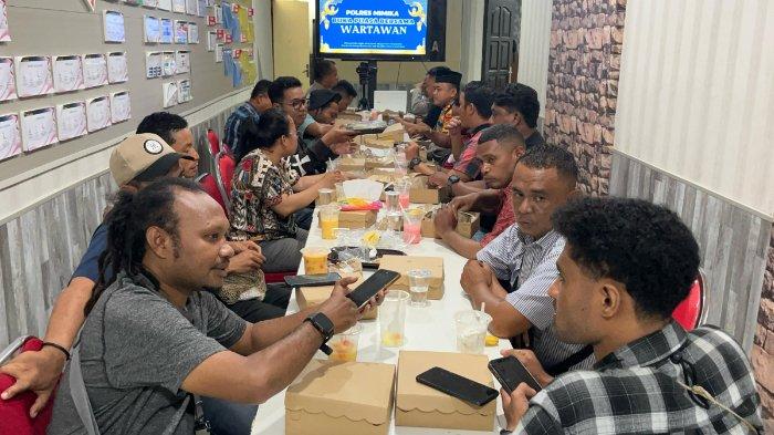 BUKA PUASA BERSAMA - Suasana buka puasa bersama antara Polres Mimika dan wartawan, Kamis (13/3/2025).