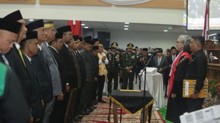 Ketua sementara DPRD Inhil Iwan Taruna memimpin rapat paripurna usai dilantik dan ditunjuk sebagai Pimpinan sementara dalam rapat paripurna pengucapan sumpah dan janji anggota DPRD Inhil periode 2024-2029 di Ruang Rapat Paripurna, Selasa (17/9/2024).