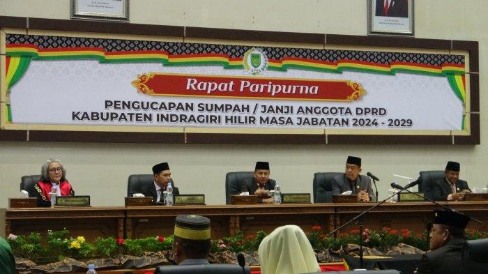 Ketua sementara DPRD Inhil Iwan Taruna memimpin rapat paripurna usai dilantik dan ditunjuk sebagai Pimpinan sementara dalam rapat paripurna pengucapan sumpah dan janji anggota DPRD Inhil periode 2024-2029 di Ruang Rapat Paripurna, Selasa (17/9/2024).