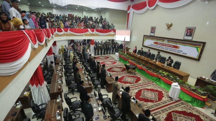 Ketua sementara DPRD Inhil Iwan Taruna memimpin rapat paripurna usai dilantik dan ditunjuk sebagai Pimpinan sementara dalam rapat paripurna pengucapan sumpah dan janji anggota DPRD Inhil periode 2024-2029 di Ruang Rapat Paripurna, Selasa (17/9/2024).