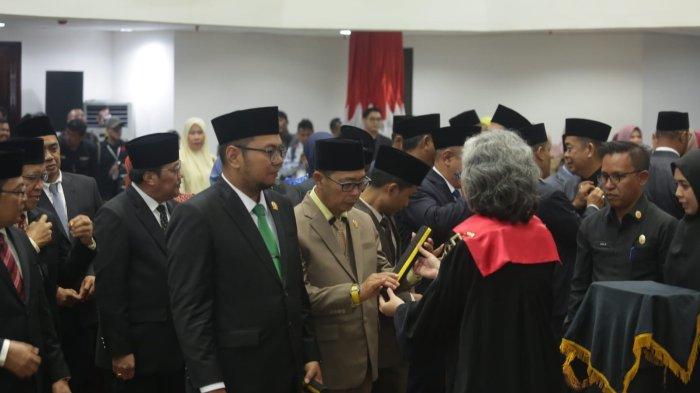 Ketua sementara DPRD Inhil Iwan Taruna memimpin rapat paripurna usai dilantik dan ditunjuk sebagai Pimpinan sementara dalam rapat paripurna pengucapan sumpah dan janji anggota DPRD Inhil periode 2024-2029 di Ruang Rapat Paripurna, Selasa (17/9/2024).