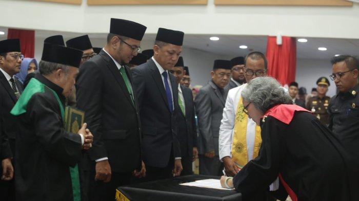 Ketua sementara DPRD Inhil Iwan Taruna memimpin rapat paripurna usai dilantik dan ditunjuk sebagai Pimpinan sementara dalam rapat paripurna pengucapan sumpah dan janji anggota DPRD Inhil periode 2024-2029 di Ruang Rapat Paripurna, Selasa (17/9/2024).