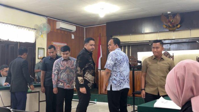 HADIRKAN 5 SAKSI - Sebanyak 5 saksi dihadirkan Jaksa Penuntut Umum (JPU) Komisi Pemberantasan Korupsi (KPK) pada sidang lanjutan kasus dugaan korupsi dan gratifikasi dengan terdakwa eks PJ Wali Kota Pekanbaru, Risnandar Mahiwa CS, Selasa (17/6/2025).