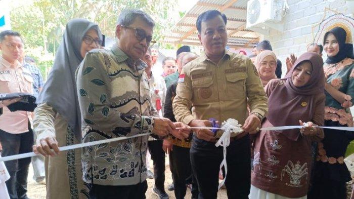 Bupati Kuansing Suhardiman Amby dan Presiden Direktur APR Basri Kamba meresmikan Rumah Produksi Batik Nagori, Jumat (1/3/2024).