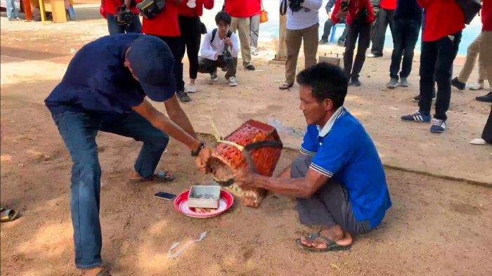 PERMAINAN TRADISIONAL LINGGA - Permainan tradisional Lingga bernama Dang Lukah atau Ambung Gila yang berasal dari Pulau Mepar, Kecamatan Lingga, Kabupaten Lingga, Provinsi Kepri. Permainan ini telah ditetapkan sebagai WBTB milik Kabupaten Lingga tahun 2019.